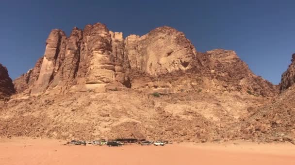 Wadi Rum, Jordania - acantilados rosados y arena roja en el desierto parte 11 — Vídeo de stock