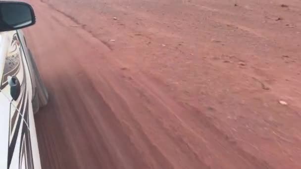 Wadi Rum, Jordânia - dirigindo na areia vermelha no deserto de carro parte 13 — Vídeo de Stock
