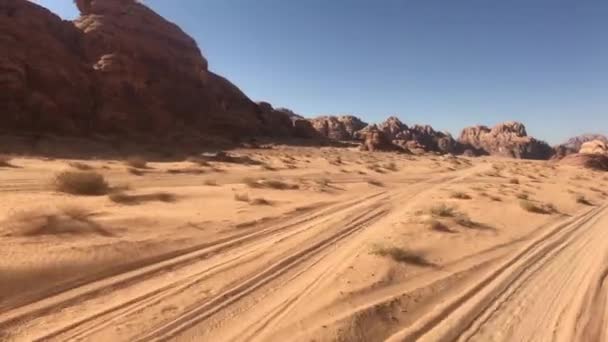 Wadi Rum, Jordania - arena roja en el desierto sobre el telón de fondo de las montañas rocosas parte 8 — Vídeos de Stock