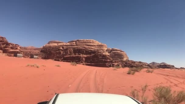 Wadi Rum, Jordania - safari en el desierto con el telón de fondo de hermosas montañas parte 8 — Vídeo de stock