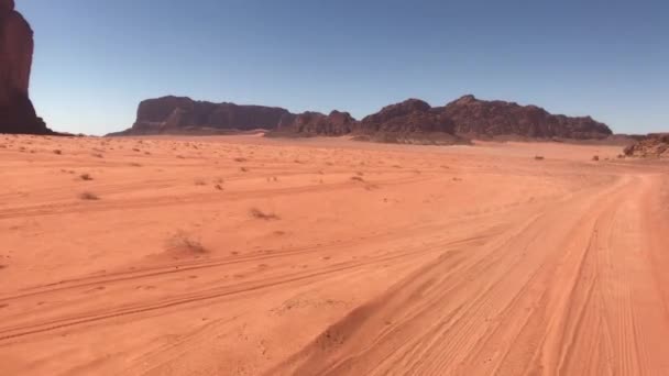 Wadi Rum, Jordania - Safari en jeep en el desierto con arena roja — Vídeos de Stock