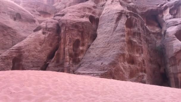 Wadi Rum, Jordania - acantilados rosados y arena roja en el desierto parte 1 — Vídeos de Stock