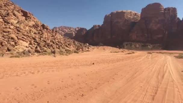 Wadi Rum, Giordania - corsa in SUV nel deserto rosso parte 1 — Video Stock