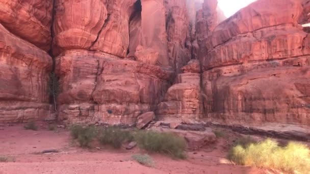 Wadi Rum, Jordan - pink cliffs and red sand in the desert part 16 — Stockvideo