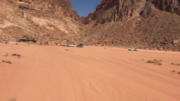 Вади-Рум, Иордания - Джип сафари в пустыне с красным песком часть 4 — стоковое видео
