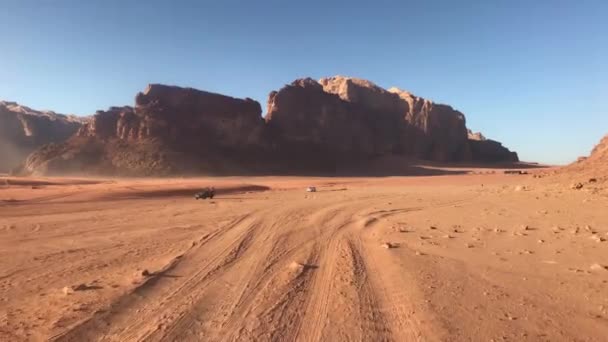 Wadi Rum, Jordânia - dirigindo na areia vermelha no deserto de carro parte 3 — Vídeo de Stock