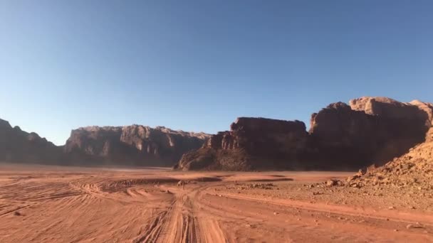 Wadi Rum, Jordania - conducir en la arena roja en el desierto en coche parte 4 — Vídeo de stock