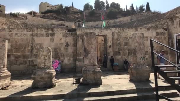 Amman, Jordan - October 20, 2019: Roman Amphitheater tourists walk through the ruins part 5 — Stockvideo