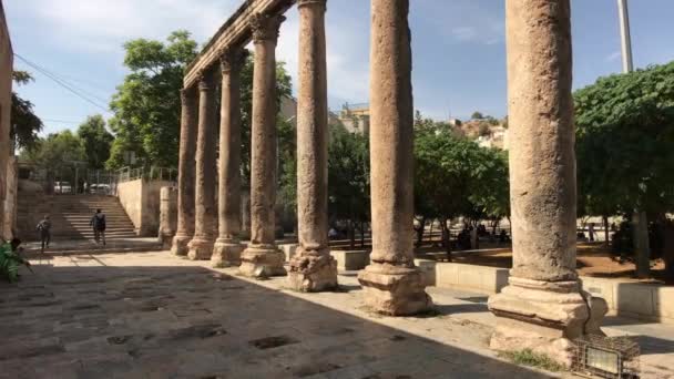 Amman, Jordan - October 20, 2019: Roman Amphitheater tourists walk through the ruins part 3 — Stockvideo