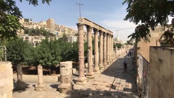 Amman, Jordanie - 20 octobre 2019 : Les touristes de l'Amphithéâtre romain traversent les ruines — Video