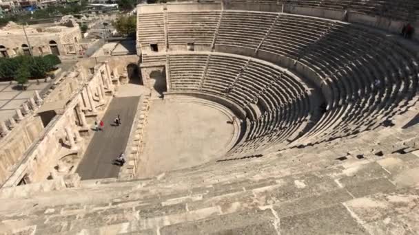Amman, Jordan - October 20, 2019: Roman Amphitheater tourists look at the wonderful historical buildings part 5 — Stockvideo