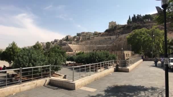 Amman, Jordan - October 20, 2019: Roman Amphitheater tourists look at the wonderful historical buildings — Stockvideo