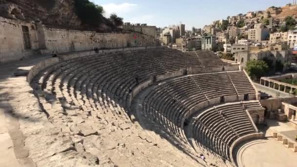 Amman, Jordan - October 20, 2019: Roman Amphitheater tourists explore the amphitheatre part 2 — Stockvideo