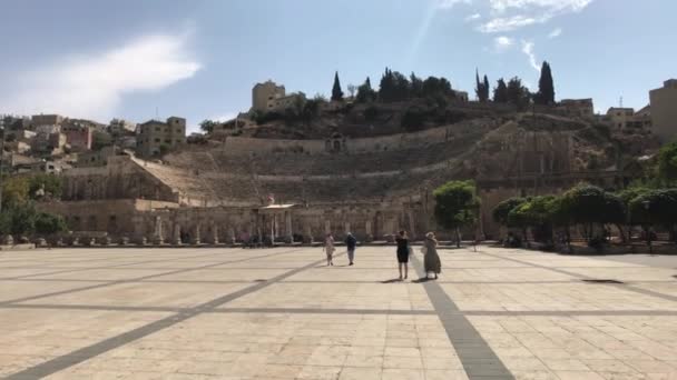 Амман, Иордания - 20 октября 2019 года: туристы римского амфитеатра смотрят на прекрасные исторические здания, часть 3 — стоковое видео