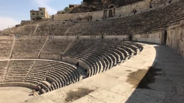 Amã, Jordânia - 20 de outubro de 2019: turistas do Anfiteatro Romano exploram o anfiteatro — Vídeo de Stock