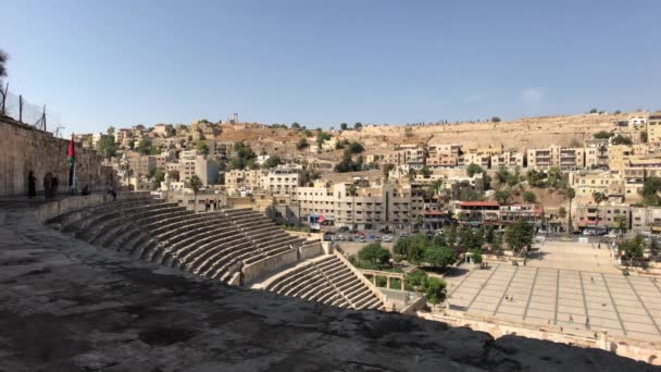 Amman, Yordania - 20 Oktober 2019: Wisatawan amfiteater Romawi berjalan melalui reruntuhan bagian 14 — Stok Video