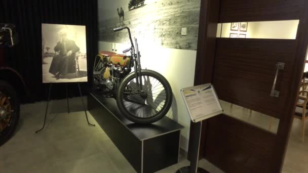Amã, Jordânia - 20 de outubro de 2019: Royal Automobile museum vintage motorcycle from the family collection part 2 — Vídeo de Stock