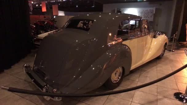 Амман, Иордания - 20 октября 2019 года: Королевский автомобильный музей Familys favorite cars part 20 — стоковое видео
