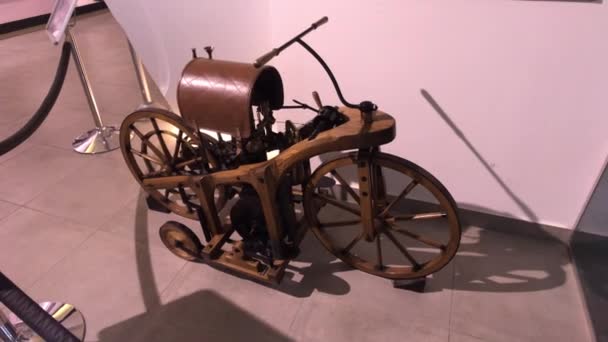 Amman, Jordan - October 20, 2019: Royal Automobile museum vintage motorcycle from the family collection — Stok video