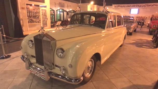 Amman, Iordania - 20 octombrie 2019: Muzeul Regal de Automobile autoturisme retro cu valoare istorică partea 3 — Videoclip de stoc