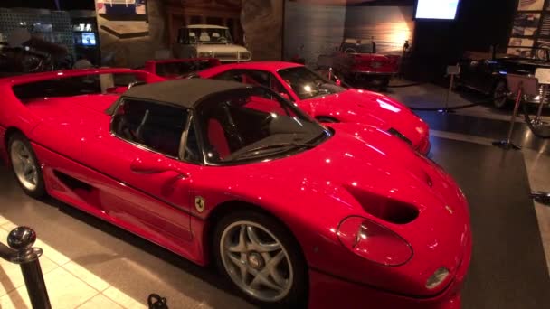 Ammán, Jordania - 20 de octubre de 2019: Museo Real del Automóvil famosos coches deportivos familiares parte 9 — Vídeos de Stock