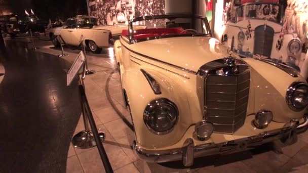 Амман, Иордания - 20 октября 2019 года: Королевский автомобильный музей Фамилис любимые автомобили — стоковое видео