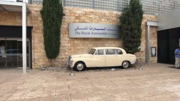 Amman, Jordan - 20. oktober 2019: Royal Automobile Museum turister inspiserer utstillingen del 2 – stockvideo