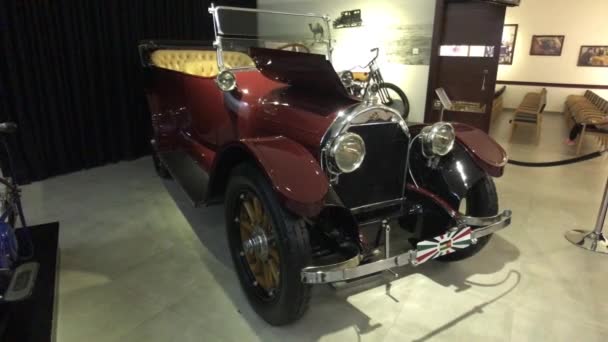 Amman, Giordania - 20 ottobre 2019: Auto d'epoca del Royal Automobile Museum della collezione reale di famiglia parte 3 — Video Stock