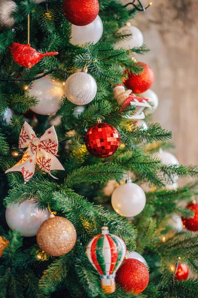 Noel ve yeni yıl arkaplanı süslenmiş Noel ağacı