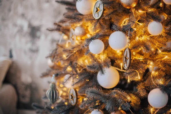 Noel ve yeni yıl arkaplanı süslenmiş Noel ağacı