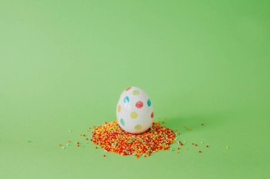 Paskalya bayramı arka planı, renkli yumurtalar.