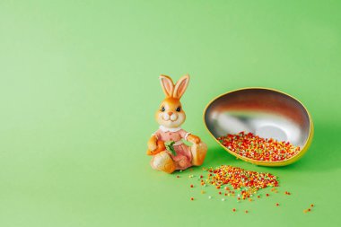 Paskalya bayramı arka planı, renkli yumurtalar.