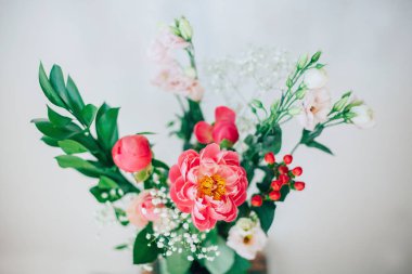 Masadaki vazoda bir buket güzel şakayık. Güzel çiçekler..