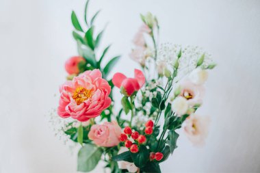 Masadaki vazoda bir buket güzel şakayık. Güzel çiçekler..