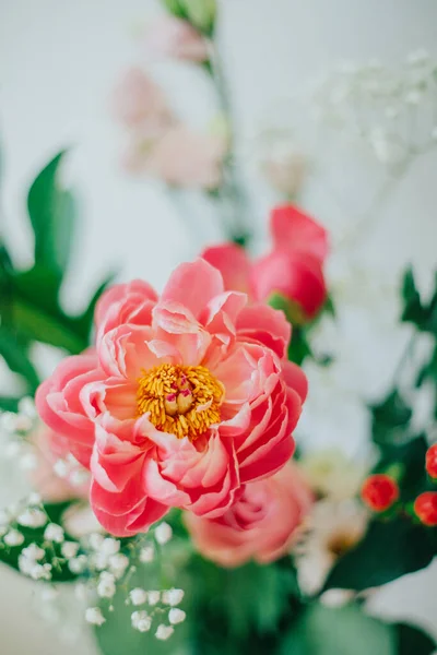 Boeket Prachtige Pioenrozen Een Vaas Tafel Mooie Bloemen — Stockfoto