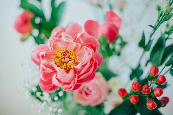 Boeket Prachtige Pioenrozen Een Vaas Tafel Mooie Bloemen — Stockfoto