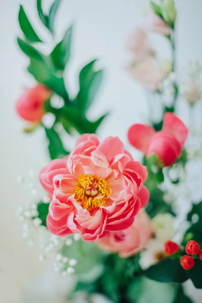 Boeket Prachtige Pioenrozen Een Vaas Tafel Mooie Bloemen — Stockfoto