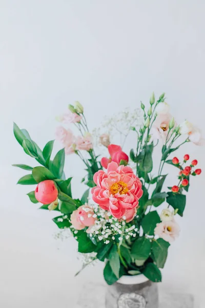 Boeket Prachtige Pioenrozen Een Vaas Tafel Mooie Bloemen — Stockfoto