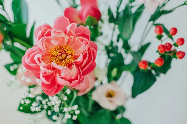 Boeket Prachtige Pioenrozen Een Vaas Tafel Mooie Bloemen — Stockfoto