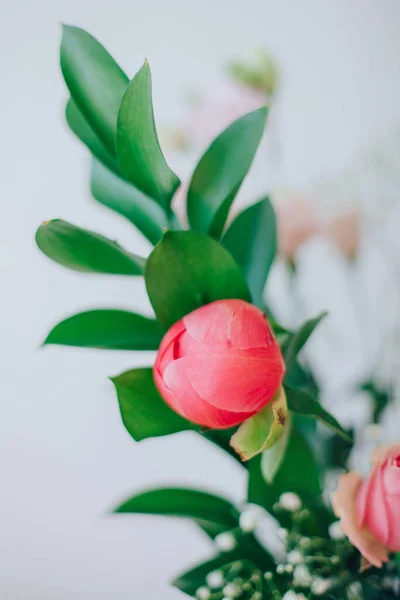 Boeket Prachtige Pioenrozen Een Vaas Tafel Mooie Bloemen — Stockfoto