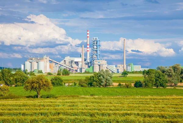 Concrete doseringen plant, blå himmel — Stockfoto