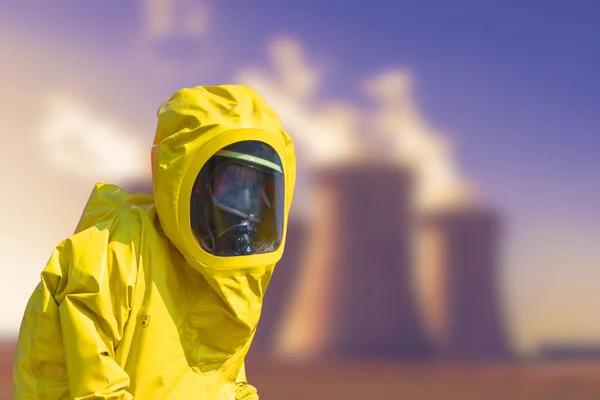 Vista de fumar usina de carvão e homens em terno de proteção hazmat — Fotografia de Stock