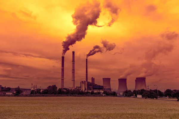 Wärmekraftwerk, Himmel bei Sonnenuntergang — Stockfoto