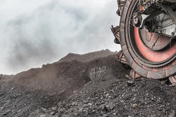 Dev kova tekerlekli ekskavatör kazma kahverengi kömür, Çek Cumhuriyeti için — Stok fotoğraf