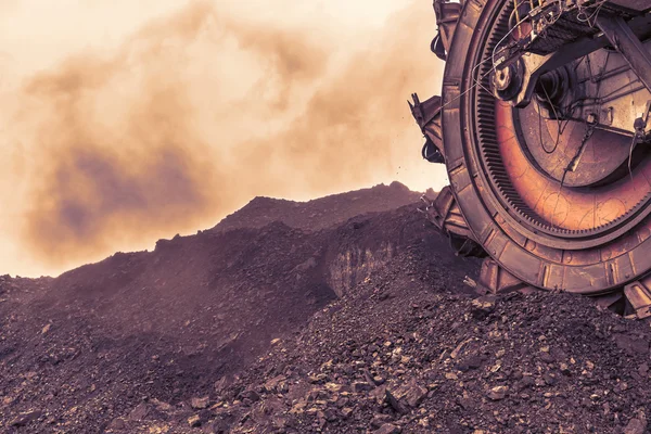 Escavatore gigante della ruota della benna per scavare la lignite, cielo del tramonto, Repubblica Ceca — Foto Stock