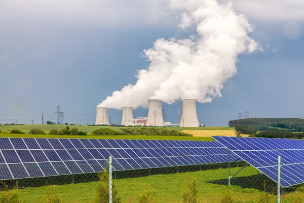 Central nuclear com painéis solares na República Checa Europa — Fotografia de Stock