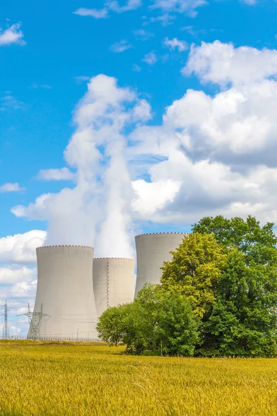 Värmekraftverk och blå himmel — Stockfoto