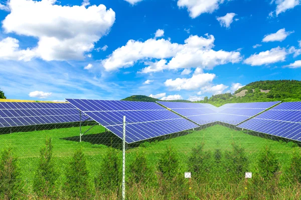 Solar panels with the sunny sky — Stock Photo, Image