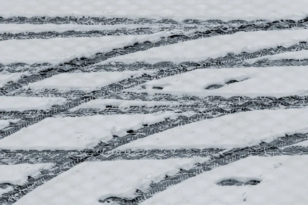 Pistes de pneus dans la neige en hiver — Photo