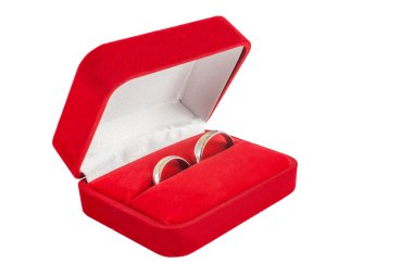 Alyans beyaz arka plan üzerinde bir hediye kutusunda